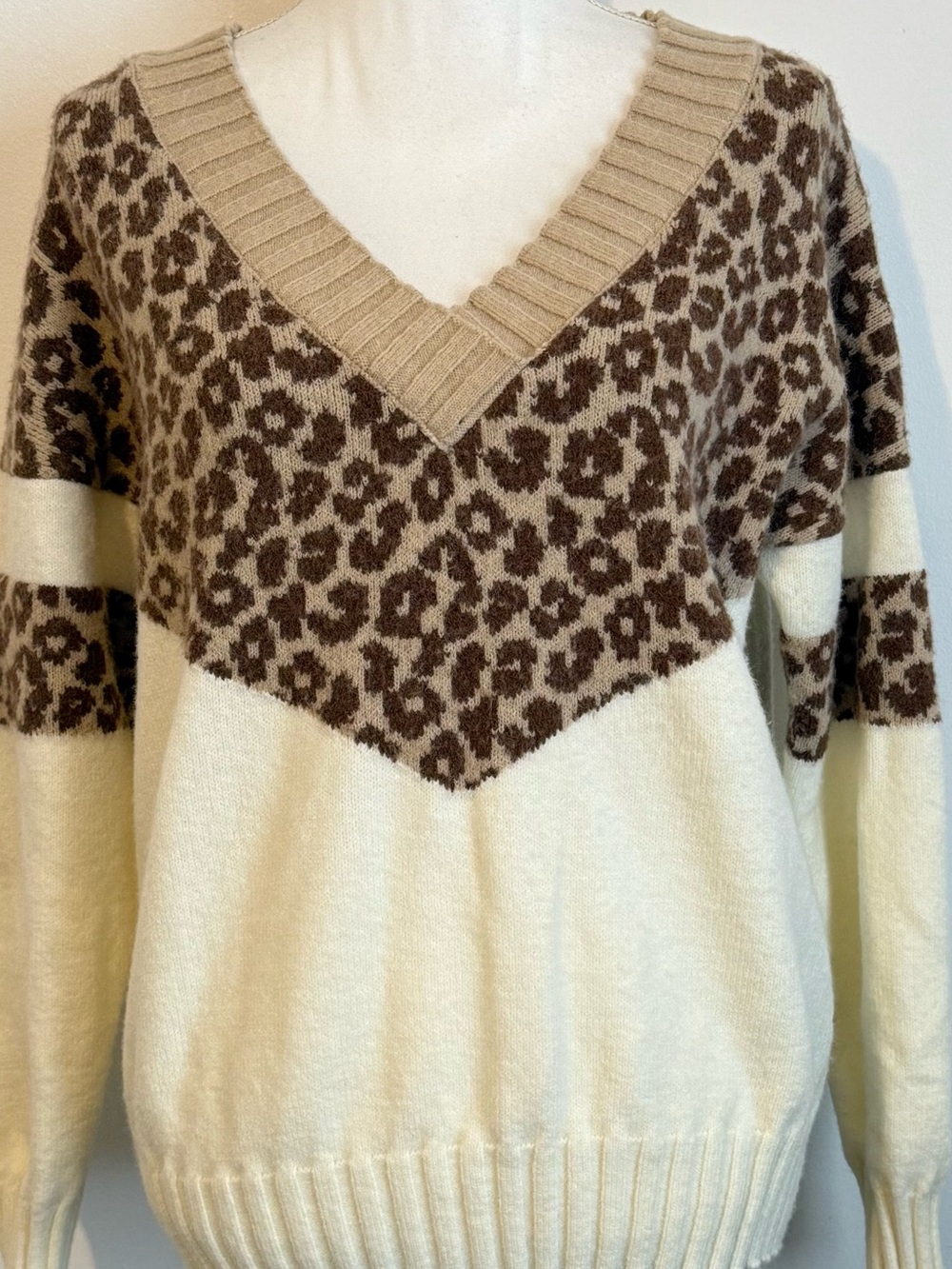 Daytrip Leopard Colorblock V Neck Sweater Women’s Size Small Cream Brown